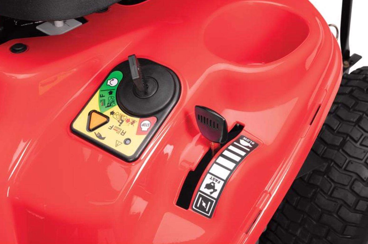 Dashboard, ignition and throttle controls of the CRAFTSMAN R110